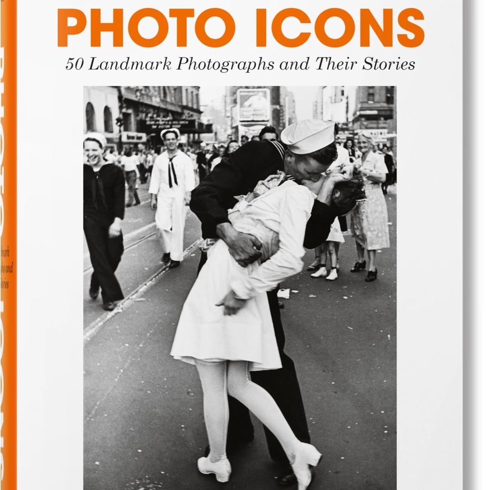 Photo Icons: 50 Landmark Photographs and Their Stories Hardcover